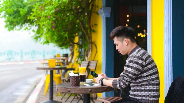 Comment concevoir un jeu vidéo éducatif sur les grandes découvertes scientifiques?