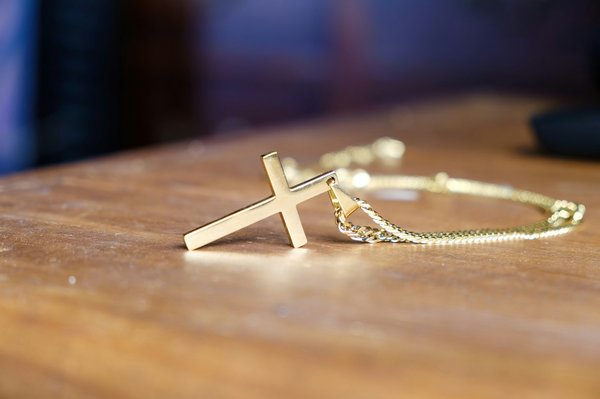 Top tendances bijoux croix pour une mode spirituelle chic