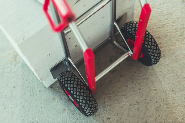 Optimiser la mise en rayon grâce aux rolls et chariots ergonomiques